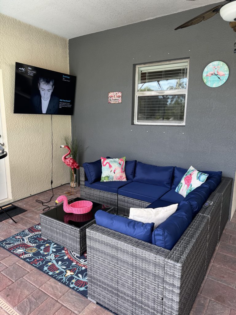 Lounge mit Outdoor-TV